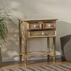 Table d'appoint en bois avec trois tiroirs et étagère inférieure ouverte