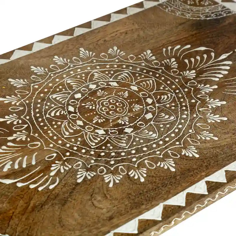 Table d'appoint en bois avec trois tiroirs et étagère inférieure ouverte
