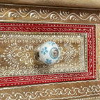 Table d'appoint en bois avec trois tiroirs et étagère inférieure ouverte