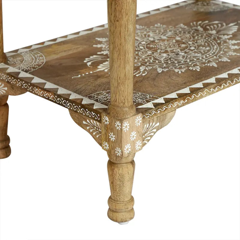 Table d'appoint en bois avec trois tiroirs et étagère inférieure ouverte