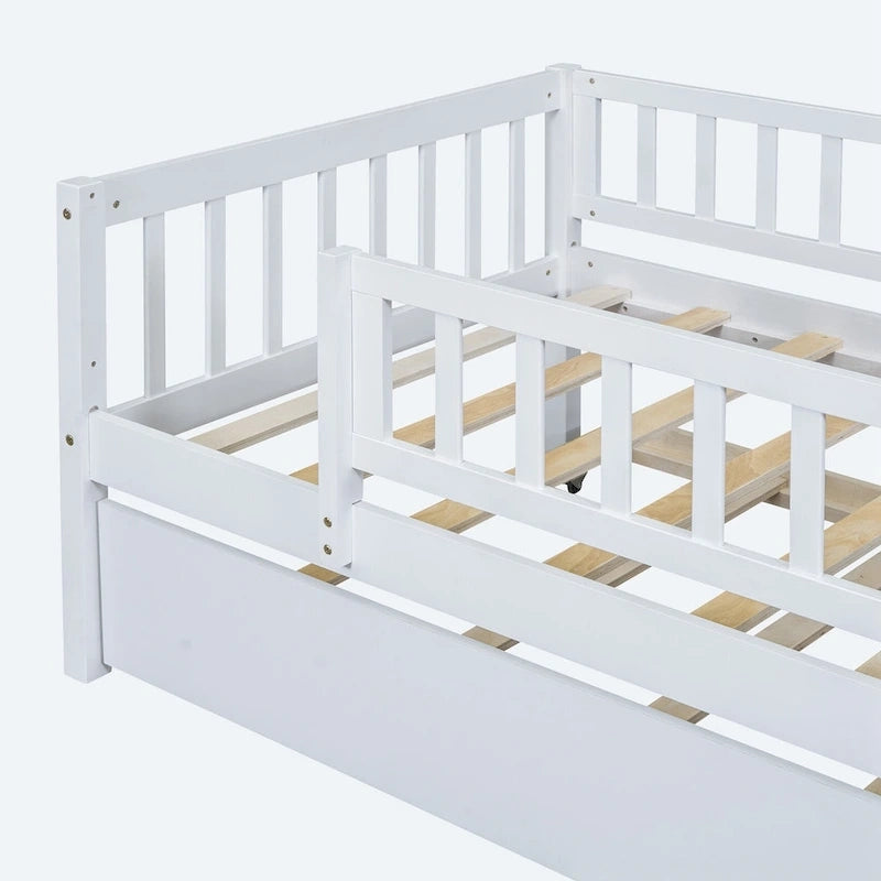 Lit de repos simple en bois avec lit gigogne et barrières de sécurité